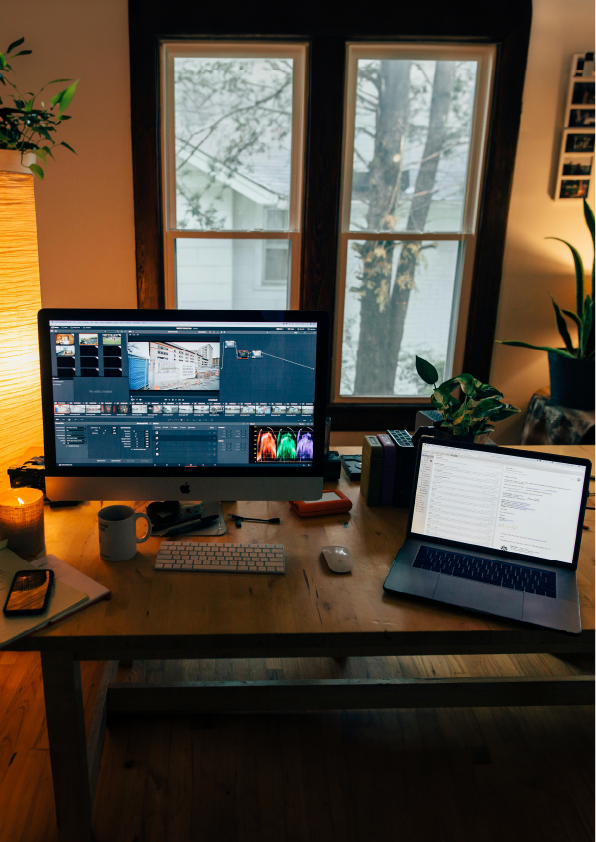 photo d'un bureau avec deux ordinateur pendant un montage vidéo